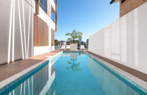 Stunning New 1 BDR Apartment with Parking Surfers Paradise